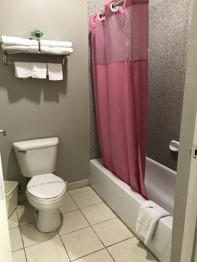 Aldine Camelot Inn And Suites מראה חיצוני תמונה