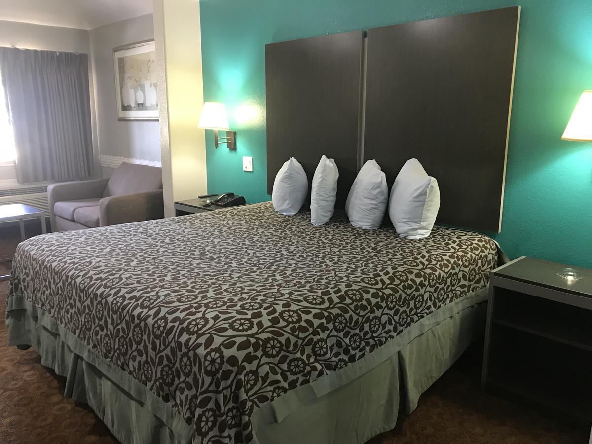 Aldine Camelot Inn And Suites מראה חיצוני תמונה