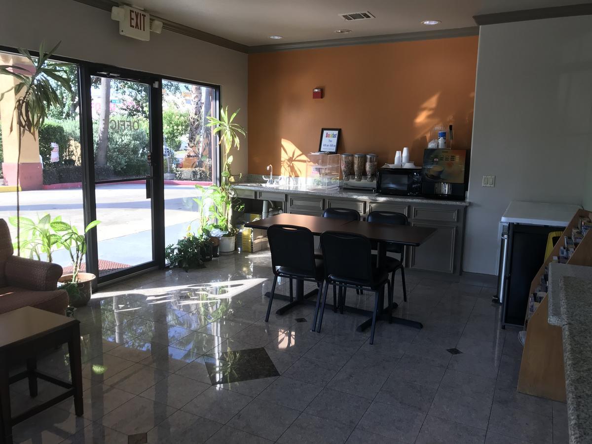 Aldine Camelot Inn And Suites מראה חיצוני תמונה