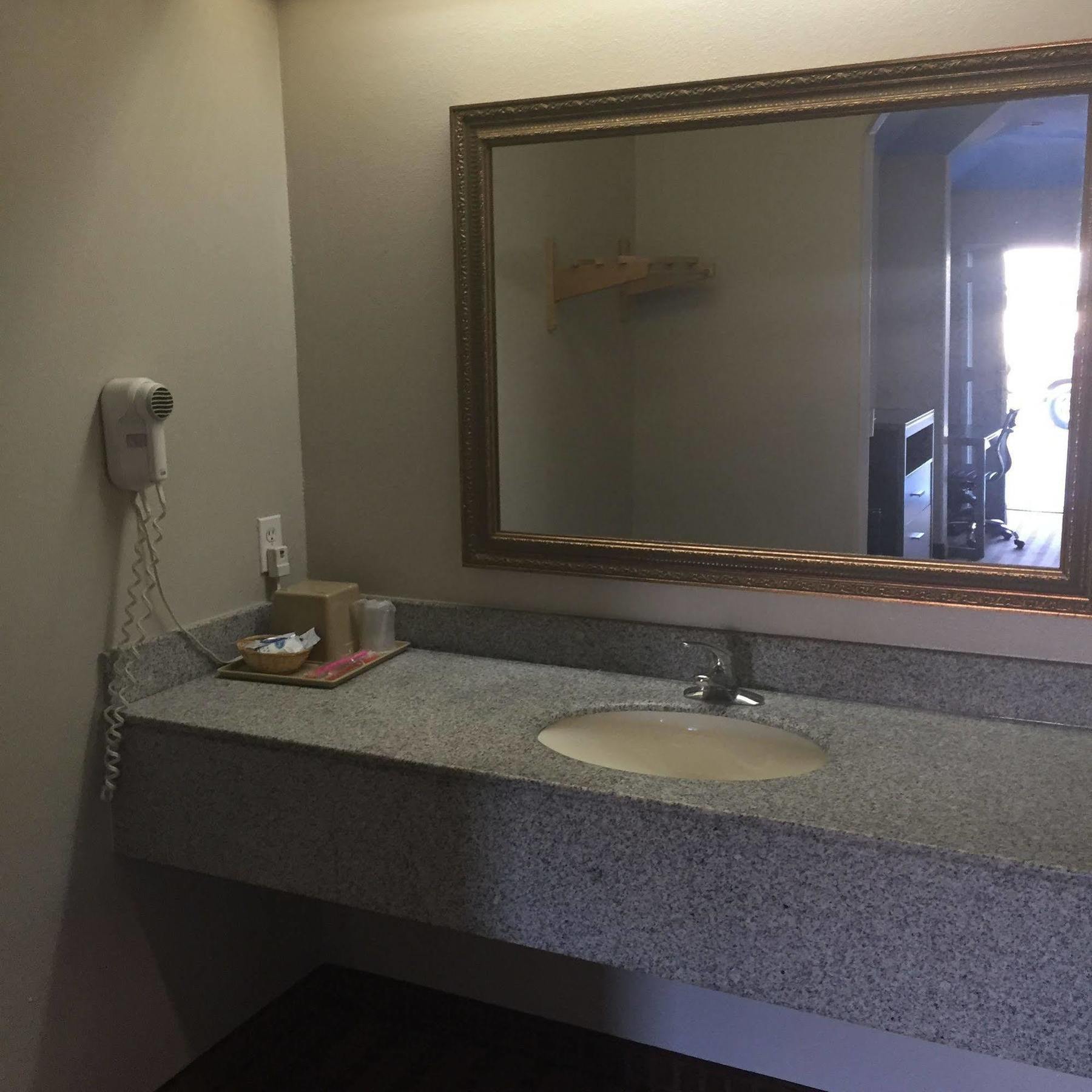 Aldine Camelot Inn And Suites מראה חיצוני תמונה