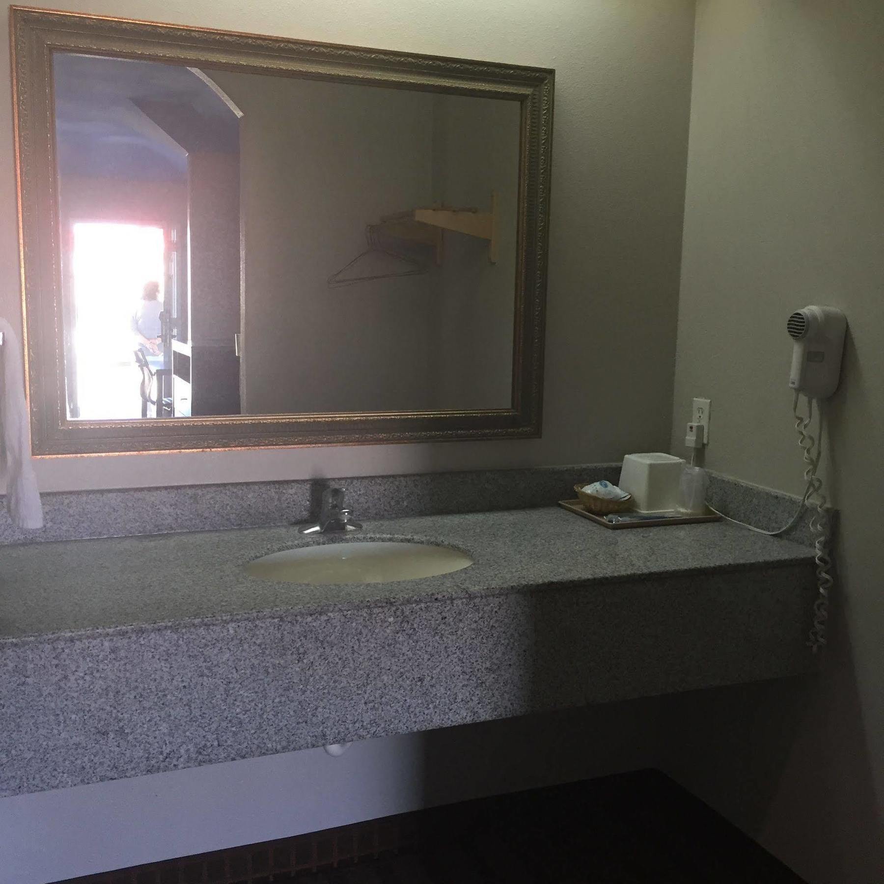 Aldine Camelot Inn And Suites מראה חיצוני תמונה