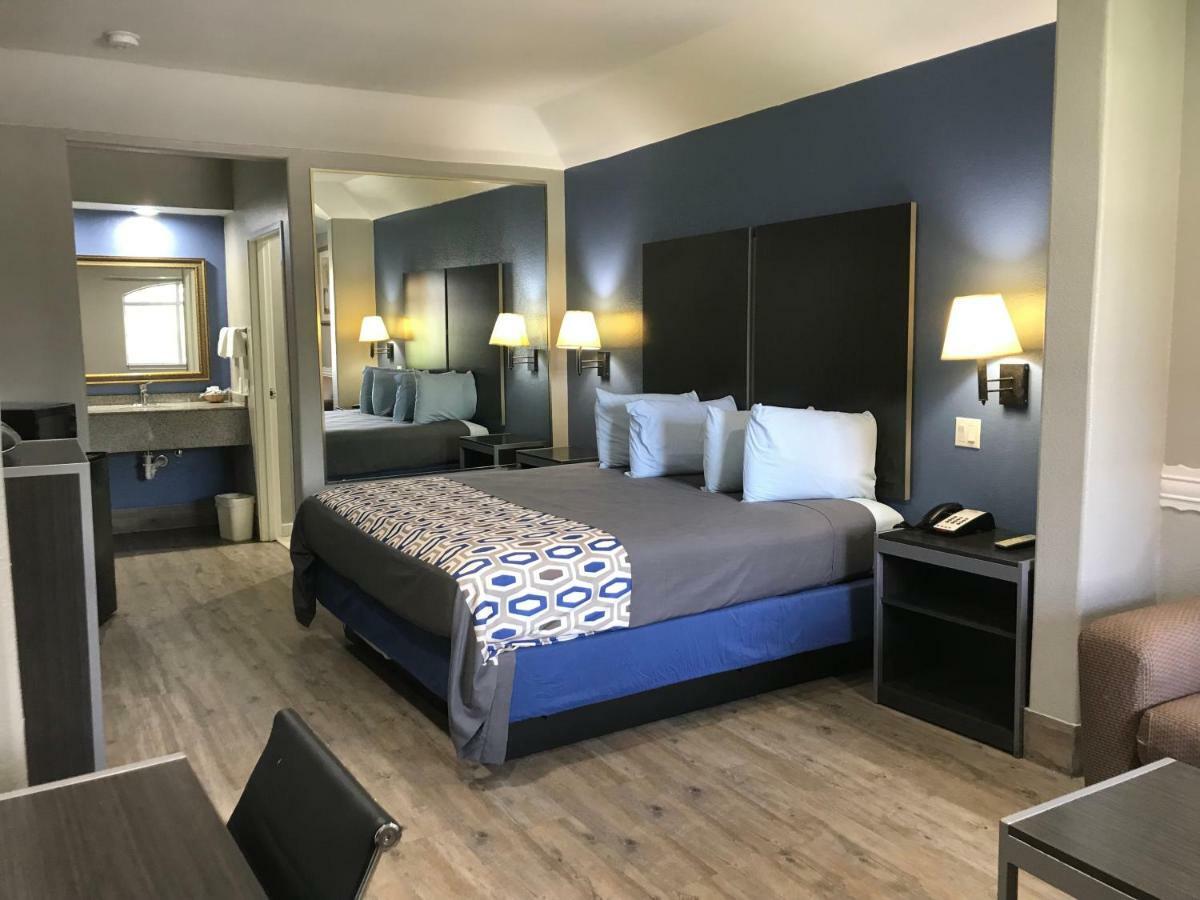 Aldine Camelot Inn And Suites מראה חיצוני תמונה