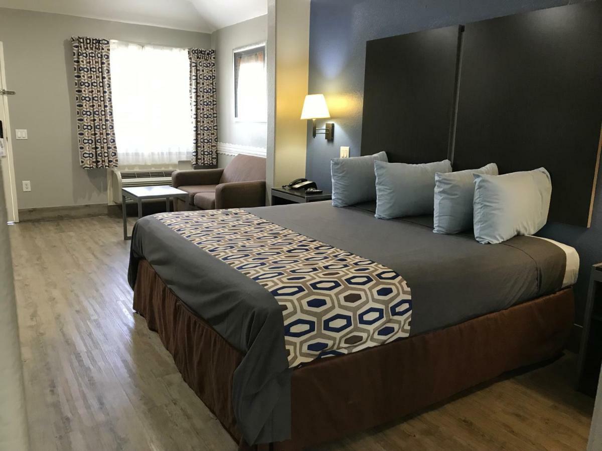 Aldine Camelot Inn And Suites מראה חיצוני תמונה
